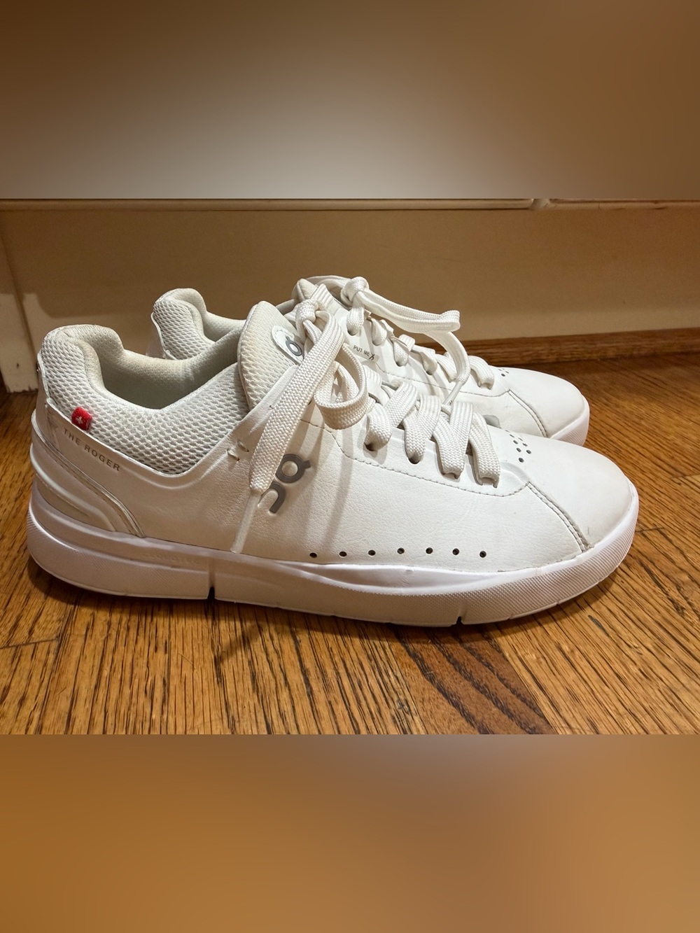 On Cloud The Roger Women’s White Sneakers Sz 5.5